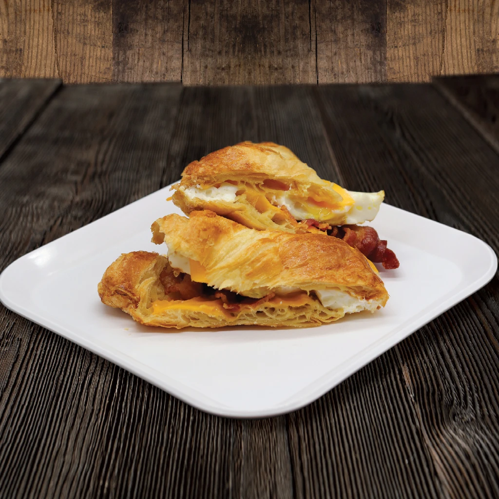 Croissant con Huevo, Tocineta y Queso